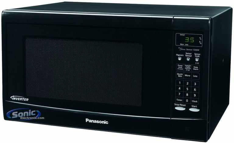 Panasonic NN-SN667B (Black) Image 1