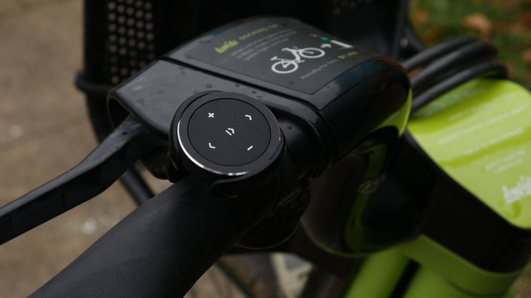 NVX XUBT6 Bluetooth remote with mount for steering wheel or bike handlebar Image 3